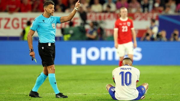 Francia ganó gracias a un autogol y Mbappé salió con la nariz rota Francia ganó gracias a un autogol y Mbappé salió con la nariz rota