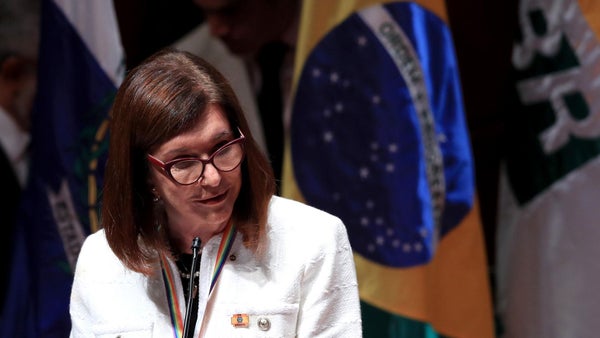 La nueva presidenta de Petrobras advierte que el costo de la transición energética será financiado por la industria petrolera