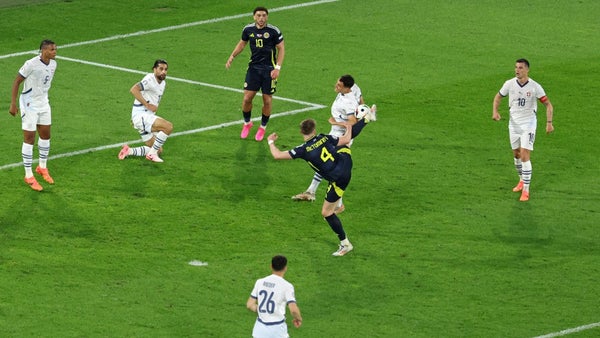 Escocia sigue con vida pese a empatar con Suiza