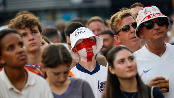 Inglaterra no sale del aburrimiento, mientras que Eslovenia hace historia