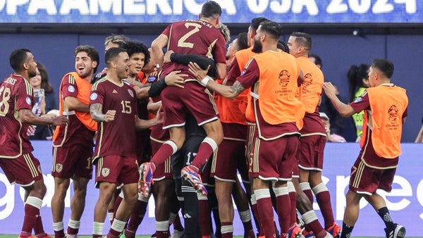 Los milagros de Rafael Romo lanzan a Venezuela a cuartos de final