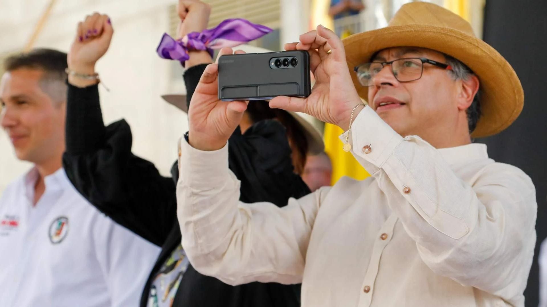 Gustavo Petro y su celular