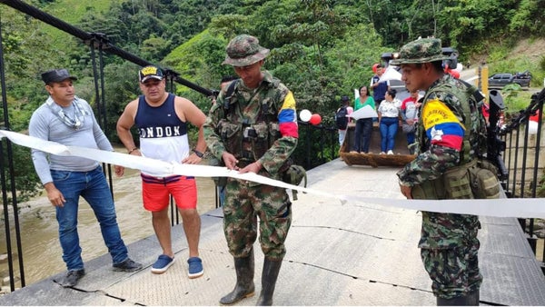 ¿Dónde está el gobierno? Disidencias de las Farc inauguran nueva obra en el Cauca