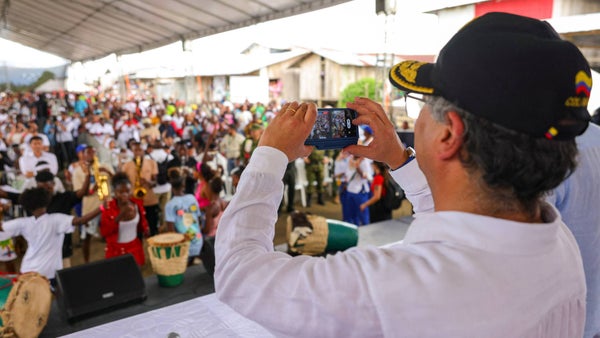 Petro llega a mitad de mandato apoyado en sectores populares pero sin espacio a críticas
