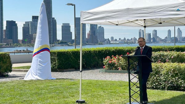 Petro inaugura en el jardín de la ONU un monumento dedicado a la paz en Colombia