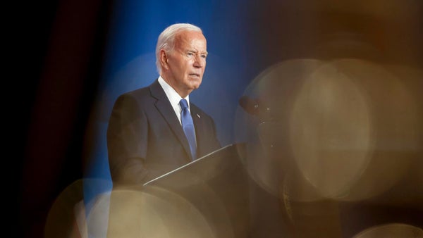 Biden dice que sigue en campaña pese a confundir a Zelenski con Putin y a Harris con Trump