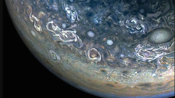 La nave Juno de la NASA captura las "coloridas y caóticas" nubes de Júpiter La nave Juno de la NASA captura las "coloridas y caóticas" nubes de Júpiter