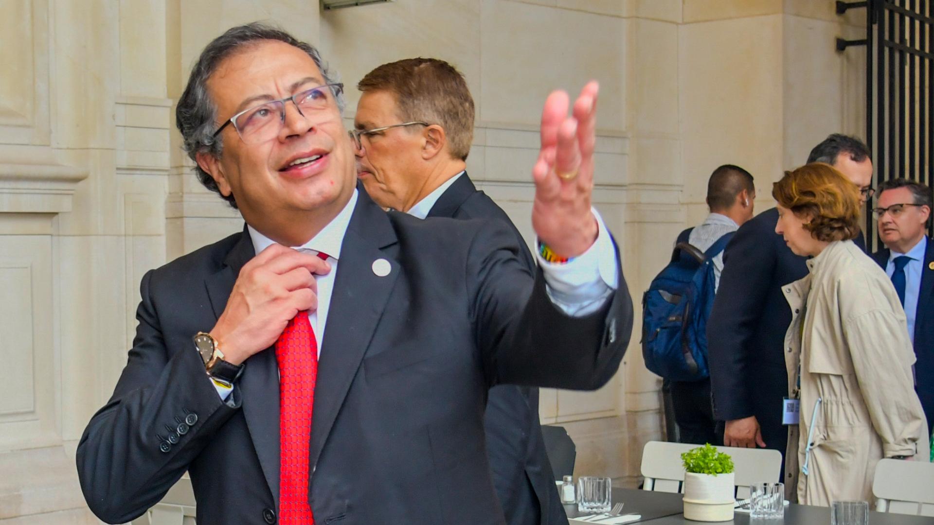 Gustavo Petro 1 Gustavo Petro/ presidente Petro/ Colombia/ Pacto Historico/ Revista Alternativa/presidente de colombia//la gran estafa//gobierno del cambio//gustavo petro//no gobierna//reina