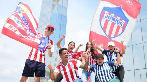 Con la bandera más grande del mundo el Junior de Barranquilla celebra su centenario Con la bandera más grande del mundo el Junior de Barranquilla celebra su centenario