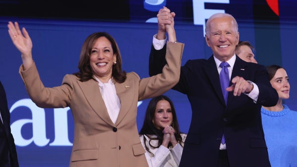 "Cuando luchamos, ganamos": Kamala Harris, quien aparece por sorpresa primer día de la convención