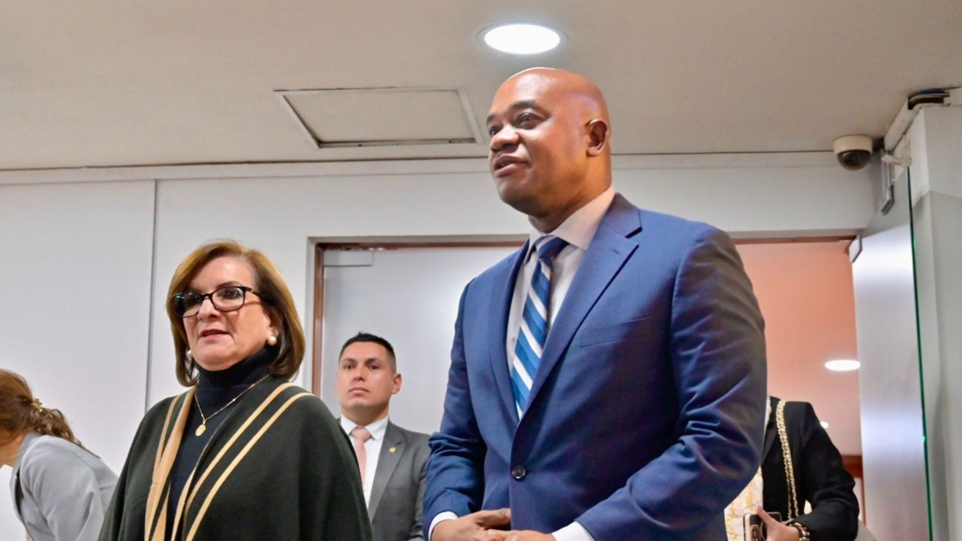 Margarita Cabella y Luis Gilberto Murillo. Riesgo / Expedición / Pasaportes / Canciller / Luis Gilberto Murillo / Revista Alternativa