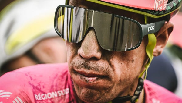 Rigoberto Urán se retira de la Vuelta tras sufrir una dura caída en la sexta etapa Rigoberto Urán se retira de la Vuelta tras sufrir una dura caída en la sexta etapa