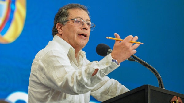 Petro descarta escasez de combustible para aviones y dice que existe "actividad irregular" Petro descarta escasez de combustible para aviones y dice que existe "actividad irregular"