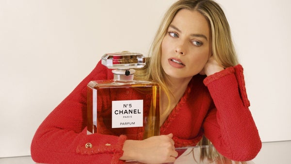 Margot Robbie, la nueva cara del icónico perfume Chanel N°5 Margot Robbie, la nueva cara del icónico perfume Chanel N°5