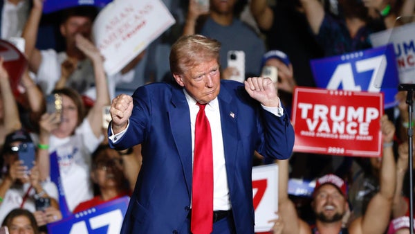 Casi la mitad de los líderes evangélicos latinos en EEUU respaldan a Trump, pocos a Harris