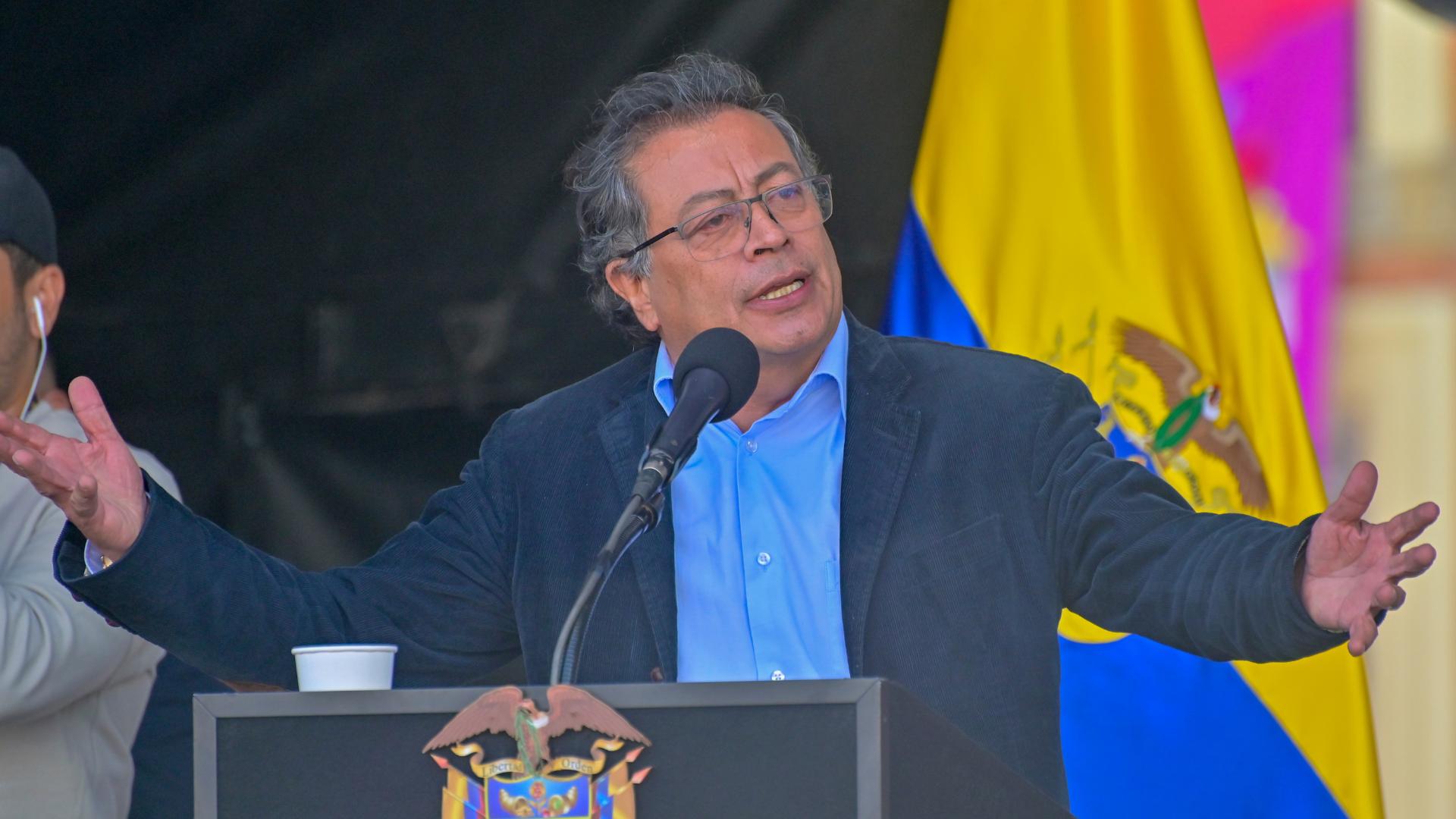 Gustavo Petro// Revista Alternativa// Noticias Caracol// Noticias RCN// RCN Radio// La FM// Blu Radio// W Radio// Caracol Radio// Red Más Noticias// Revista Semana// Infobae// La Silla Vacía// La Razón// Las 2 Orillas//