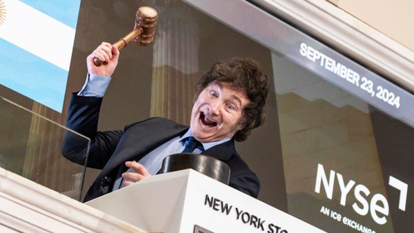 Milei se roba el show en Wall Street y suben acciones argentinas Milei se roba el show en Wall Street y suben acciones argentinas
