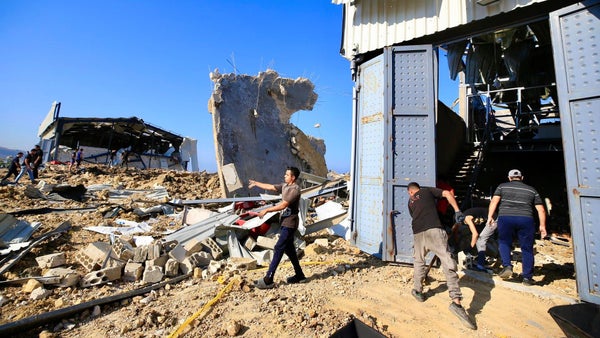 Unos 6.000 sirios y 3.000 libaneses huyen hacia Siria por los bombardeos israelíes sobre Líbano