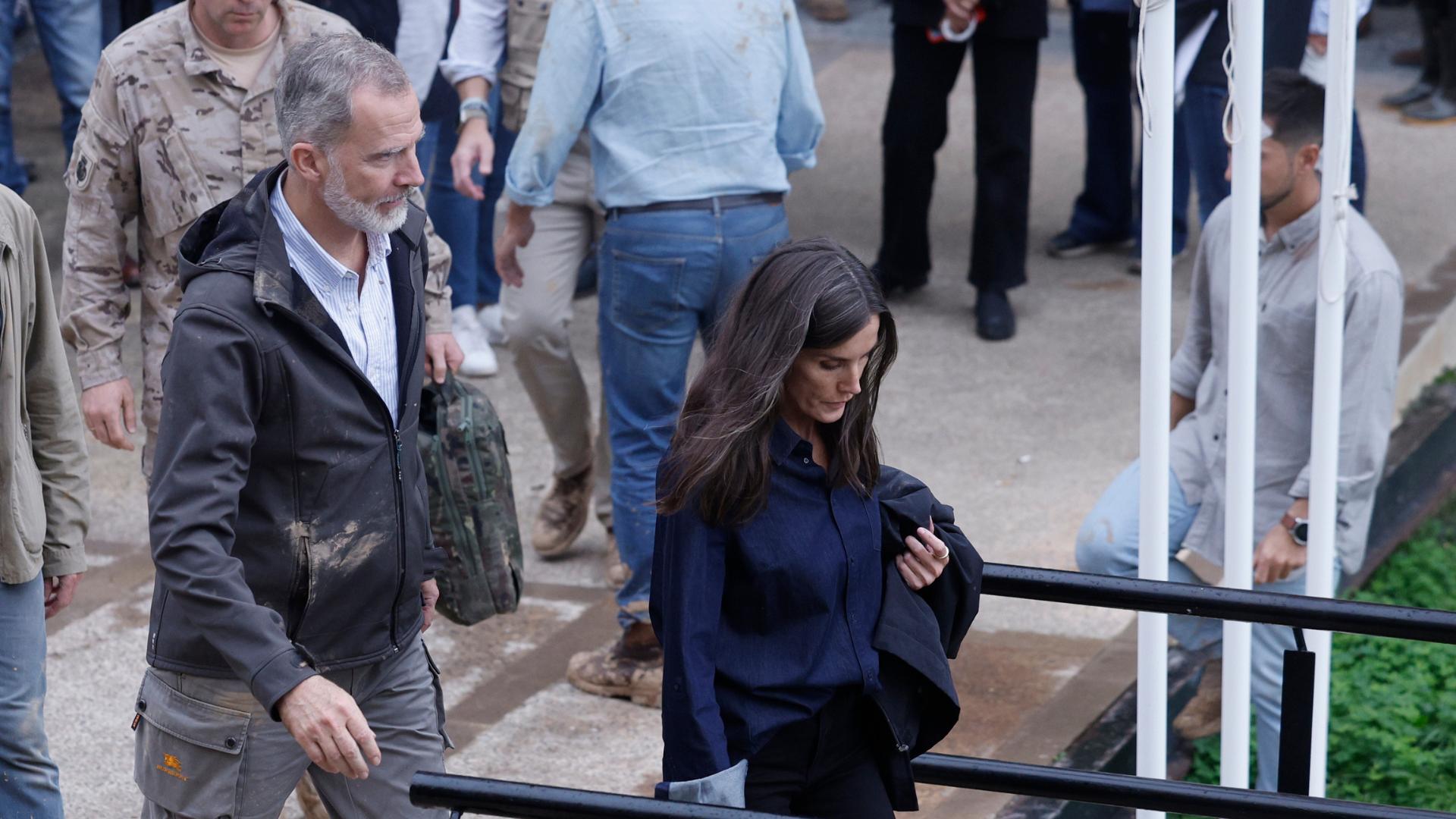 Insultos y lanzamiento de barro a la comitiva de los reyes al llegar al centro de Paiporta 2