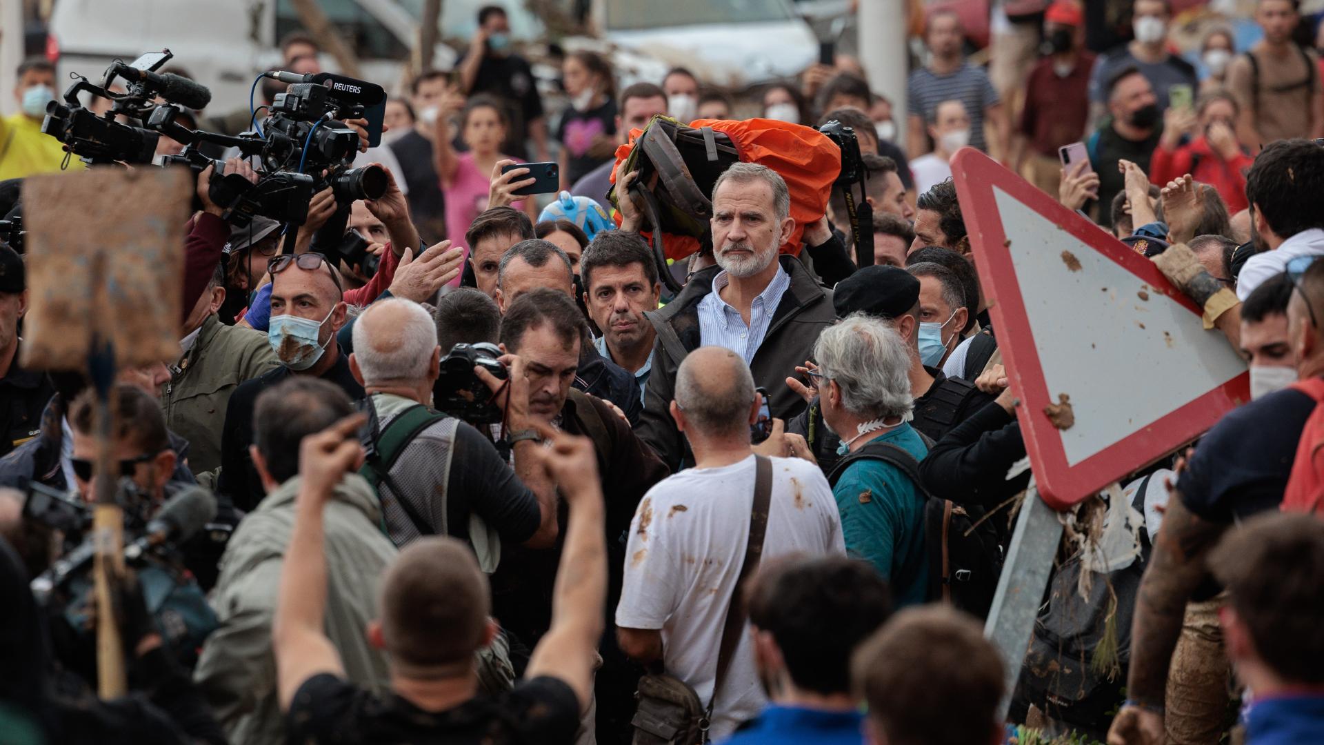 Insultos y lanzamiento de barro a la comitiva de los reyes al llegar al centro de Paiporta 3