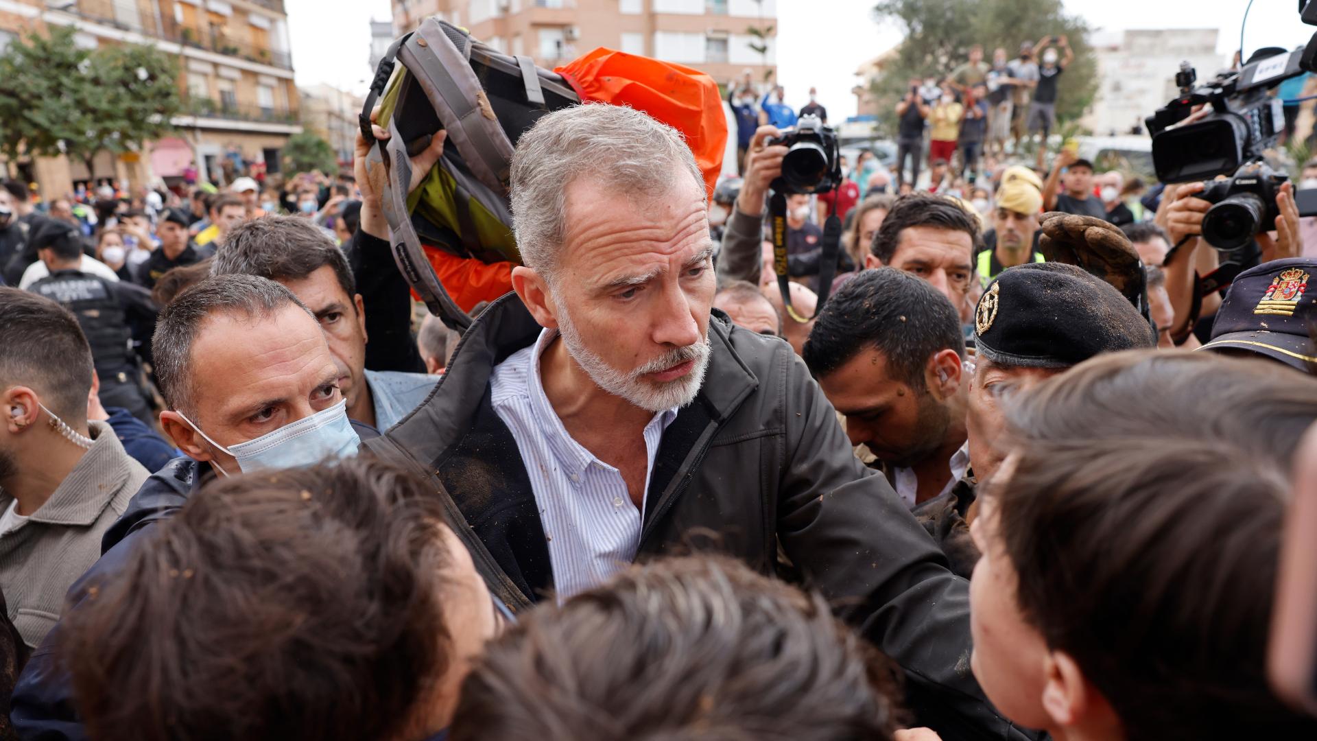 Insultos y lanzamiento de barro a la comitiva de los reyes al llegar al centro de Paiporta 4