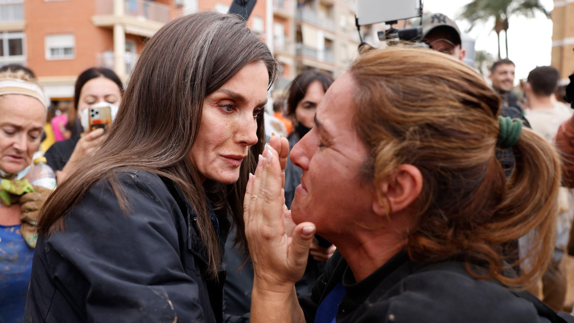 Insultos y lanzamiento de barro a la comitiva de los reyes al llegar al centro de Paiporta 5