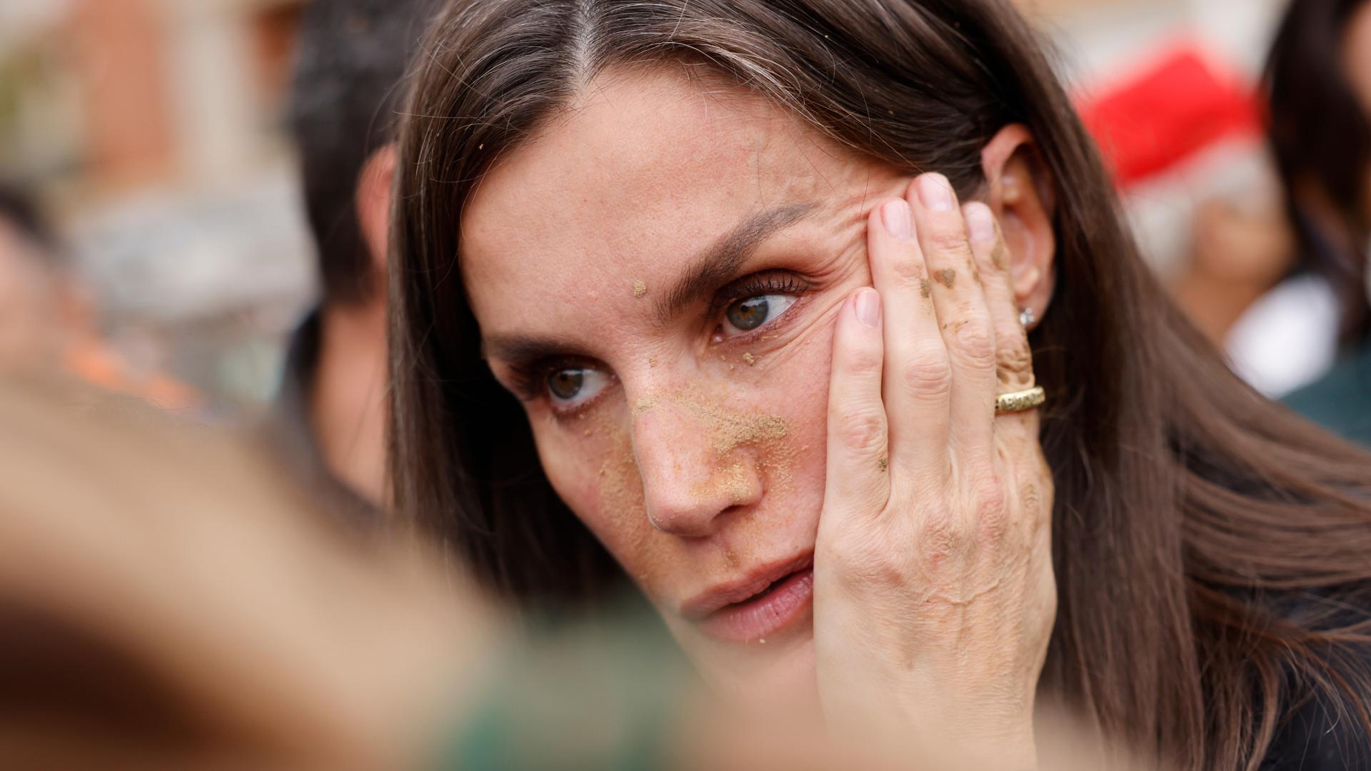 Insultos y lanzamiento de barro a la comitiva de los reyes al llegar al centro de Paiporta 6