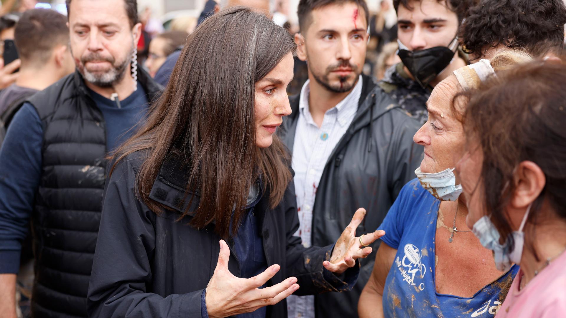 Insultos y lanzamiento de barro a la comitiva de los reyes al llegar al centro de Paiporta 7