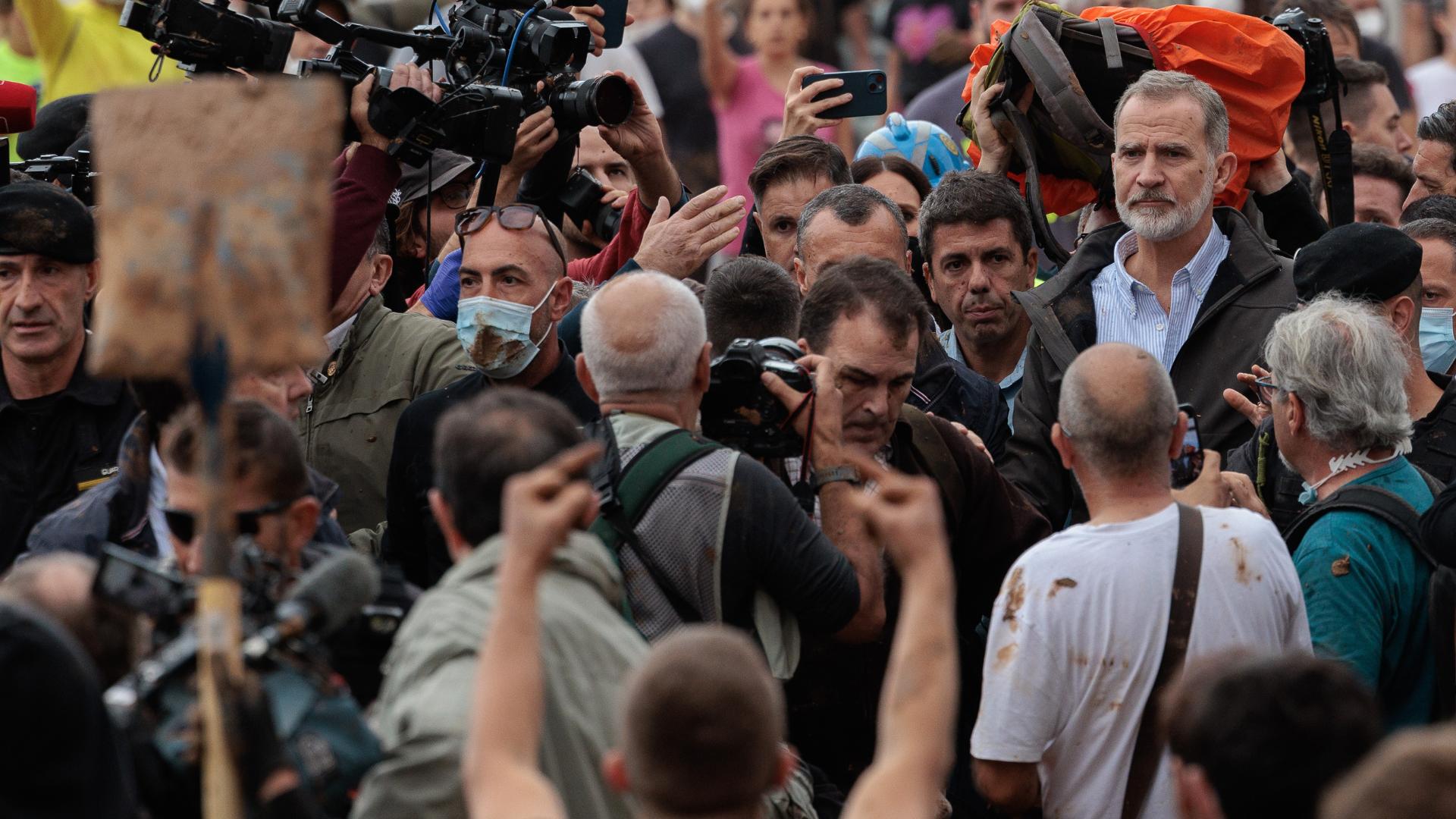 Insultos y lanzamiento de barro a la comitiva de los reyes al llegar al centro de Paiporta 8
