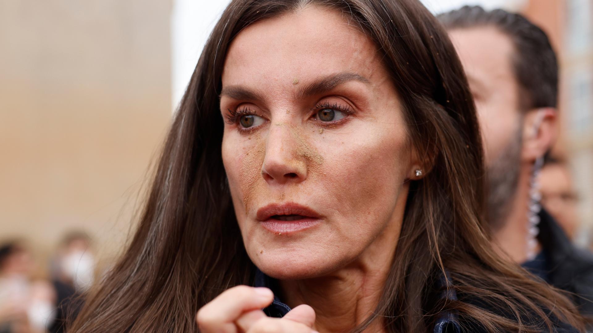 Insultos y lanzamiento de barro a la comitiva de los reyes al llegar al centro de Paiporta 9