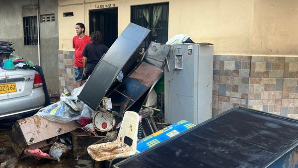 Sube a 305 familias afectadas por inundación en sector Santa Cruz de Medellín Sube a 305 familias afectadas por inundación en sector Santa Cruz de Medellín