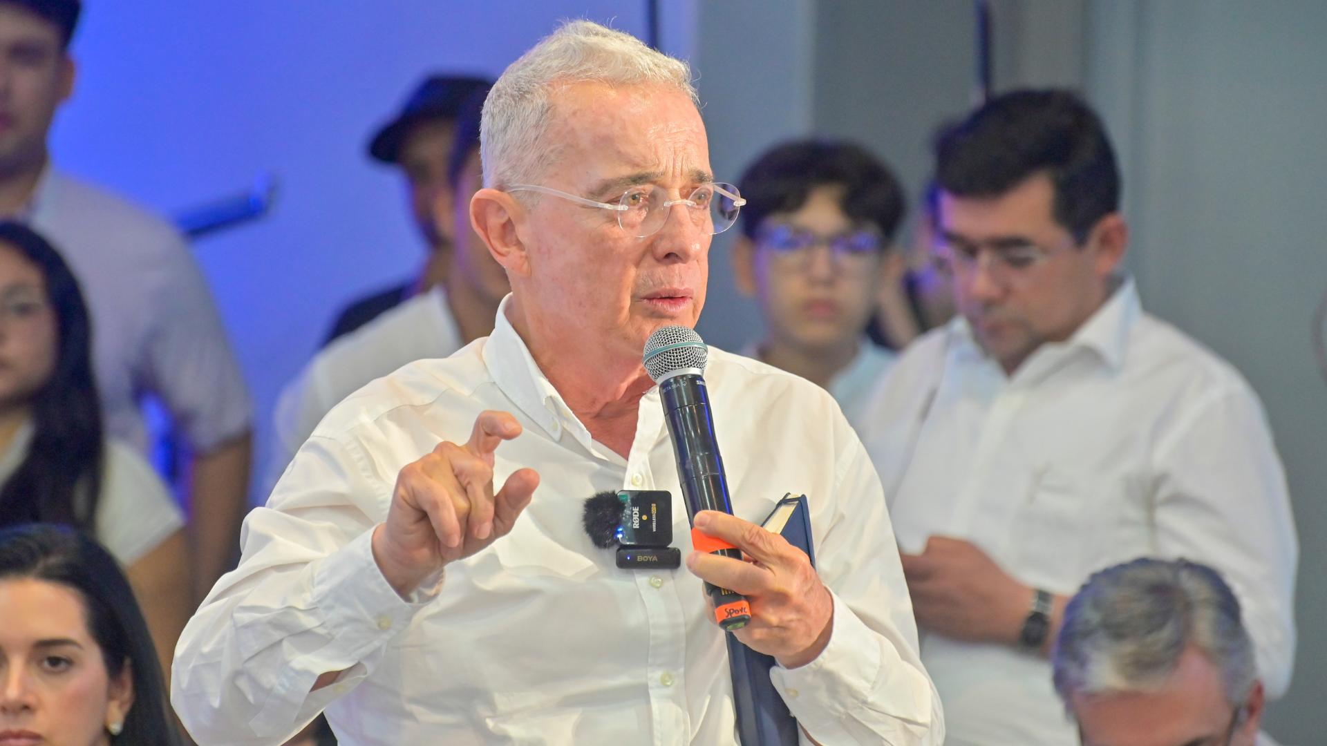 Álvaro Uribe Vélez// expresidente// comparación// Petro// Santos// política// Uribe// Revista Alternativa// Noticias Caracol// Noticias RCN// RCN Radio// La FM// Blu Radio// W Radio// Caracol Radio// Red Más Noticias// Revista Semana// Infobae// La Silla Vacía// La Razón// Las 2 Orillas//