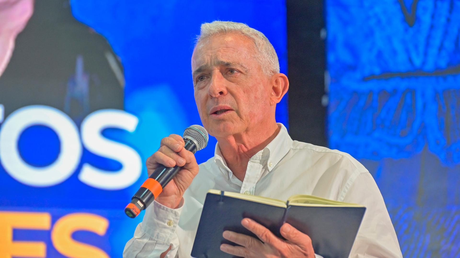 Álvaro Uribe Vélez Álvaro Uribe Vélez// Revista Alternativa// Noticias Caracol// Noticias RCN// RCN Radio// La FM// Blu Radio// W Radio// Caracol Radio// Red Más Noticias// Revista Semana// Infobae// La Silla Vacía// La República// La Razón// Las 2 Orillas// Valora Analitik//