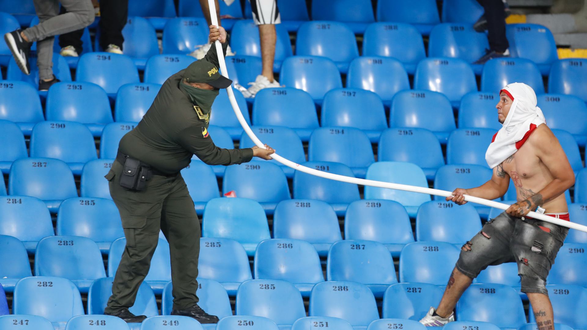 Futbolo colombiano//Atletico Nacional// America de Cali// Estadio Pascual Gurrero//desmanes//Policia//Copa Colombia//Revista Alternativa