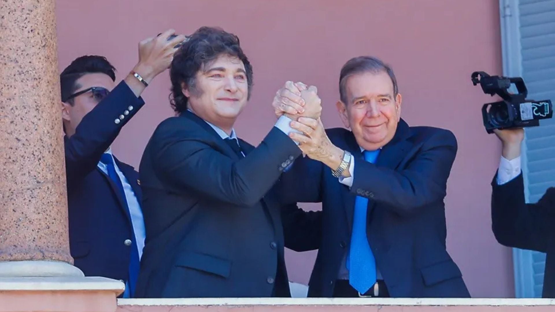 Javier Milei recibe en el balcón de la Casa Rosada a Edmundo González Urrutia Edmundo González// Javier Milei// Argentina// Balcón Casa Rosada// Buenos Aires// Revista Alternativa// Noticias Caracol// Noticias RCN// RCN Radio// La FM// Blu Radio// W Radio// Caracol Radio// Red Más Noticias// Revista Semana// Infobae// La Silla Vacía// La Razón// Las 2 Orillas//