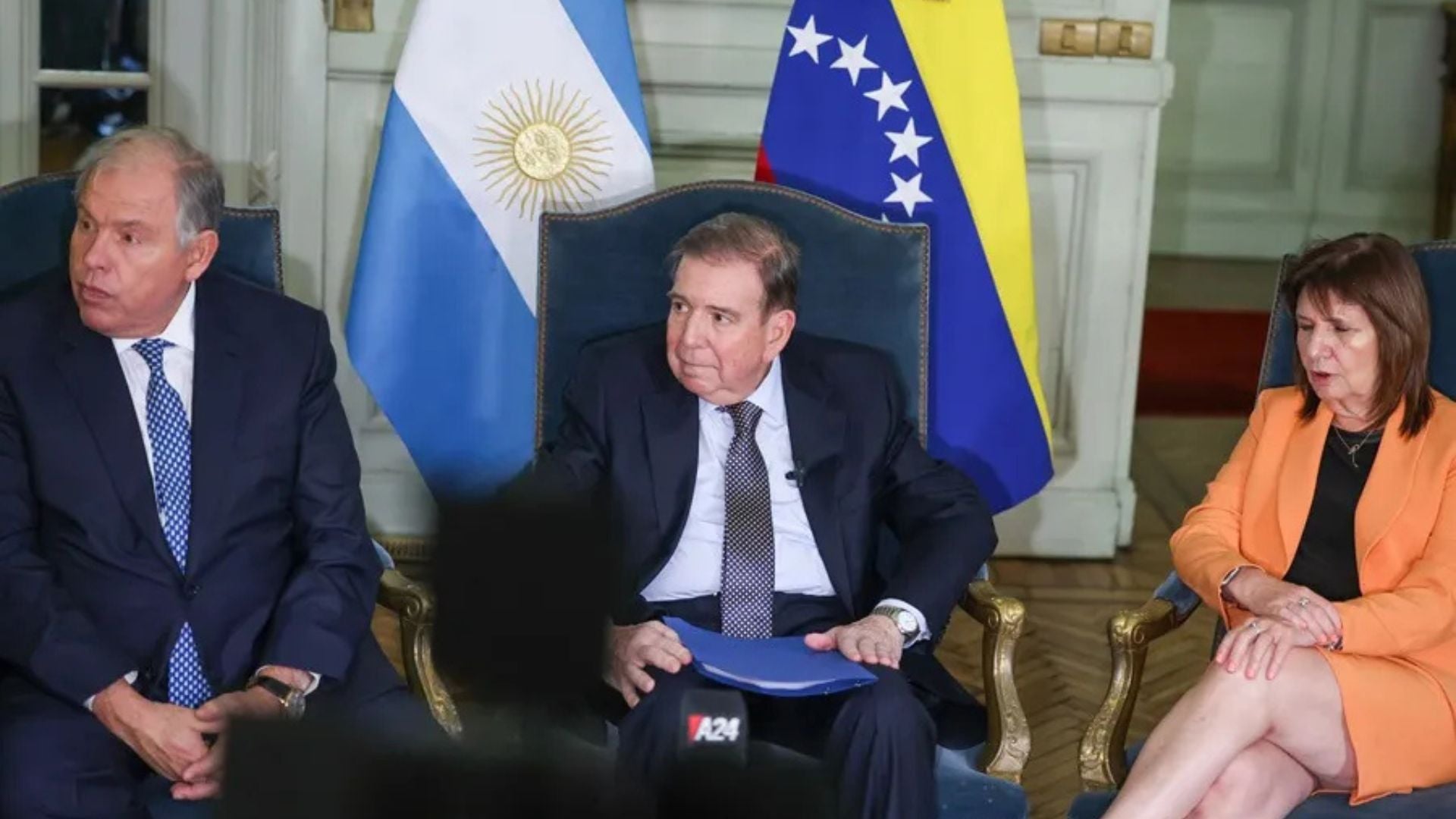 Edmundo González// Javier Milei// Argentina// Balcón Casa Rosada// Buenos Aires// Revista Alternativa// Noticias Caracol// Noticias RCN// RCN Radio// La FM// Blu Radio// W Radio// Caracol Radio// Red Más Noticias// Revista Semana// Infobae// La Silla Vacía// La Razón// Las 2 Orillas//