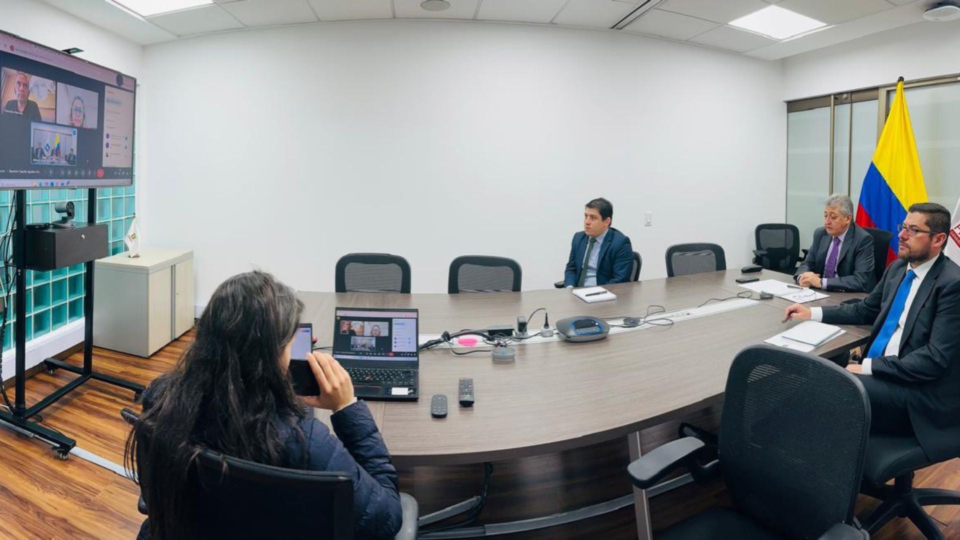 Reunión de la Fiscalía con la familia y defensa del fiscal Marcelo Pecci Reunión// familia// fiscal// Marcelo Pecci// Revista Alternativa// Noticias Caracol// Noticias RCN// RCN Radio// La FM// Blu Radio// W Radio// Caracol Radio// Red Más Noticias// Revista Semana// Infobae// La Silla Vacía// La Razón// Las 2 Orillas// Valora Analitik//