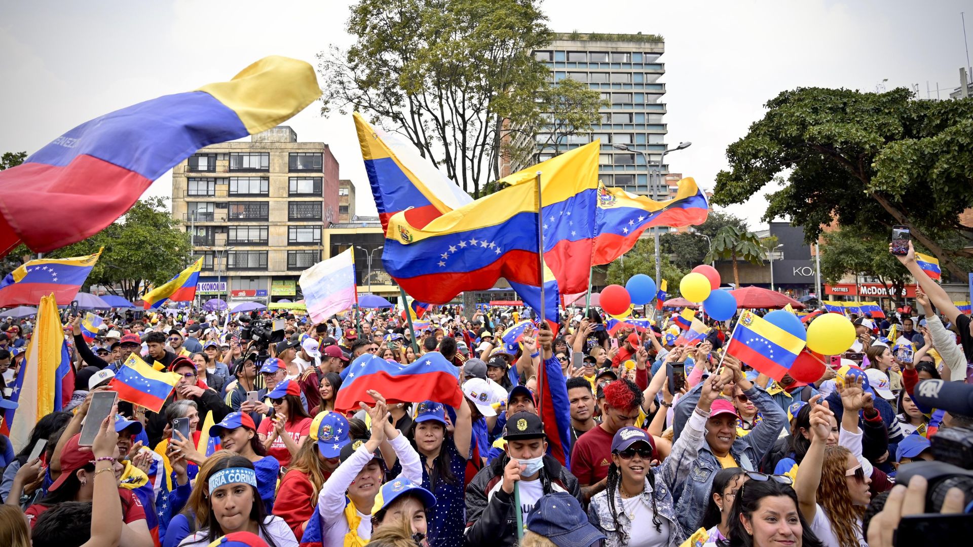 Protesta// venezolanos// marcha// concentración// plantón// Bogotá// Colombia// toma de posesión// Revista Alternativa// Noticias Caracol// Noticias RCN// RCN Radio// La FM// Blu Radio// W Radio// Caracol Radio// Red Más Noticias// Revista Semana// Infobae// La Silla Vacía// La República// La Razón// Las 2 Orillas// Valora Analitik//
