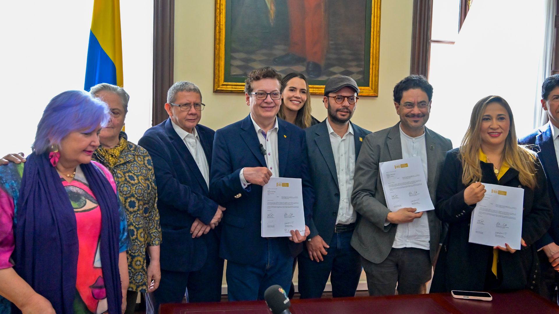 Senadores// representantes// congresistas// Pacto Histórico// bajar salarios// disminuir salarios// congressitas// Revista Alternativa// Noticias Caracol// Noticias RCN// RCN Radio// La FM// Blu Radio// W Radio// Caracol Radio// Red Más Noticias// Revista Semana// Infobae// La Silla Vacía// La Razón// Las 2 Orillas//