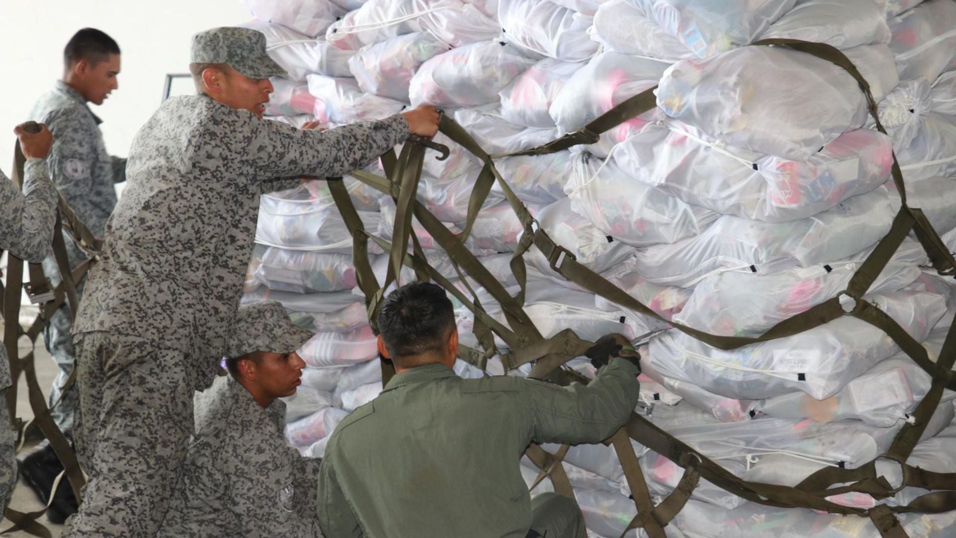 Fuerza Aeroespacial entrega ayudas humanitarias en Cucuta 1