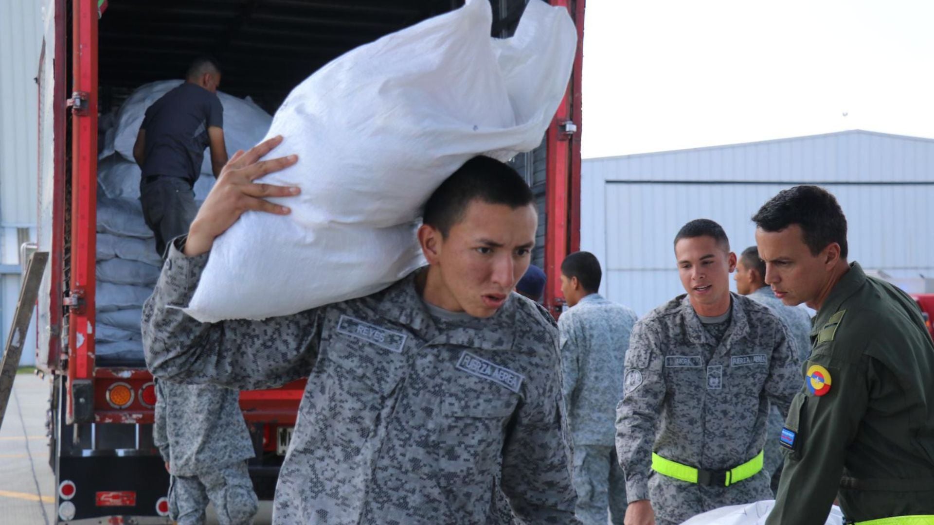 Fuerza Aeroespacial entrega ayudas humanitarias en Cucuta 6