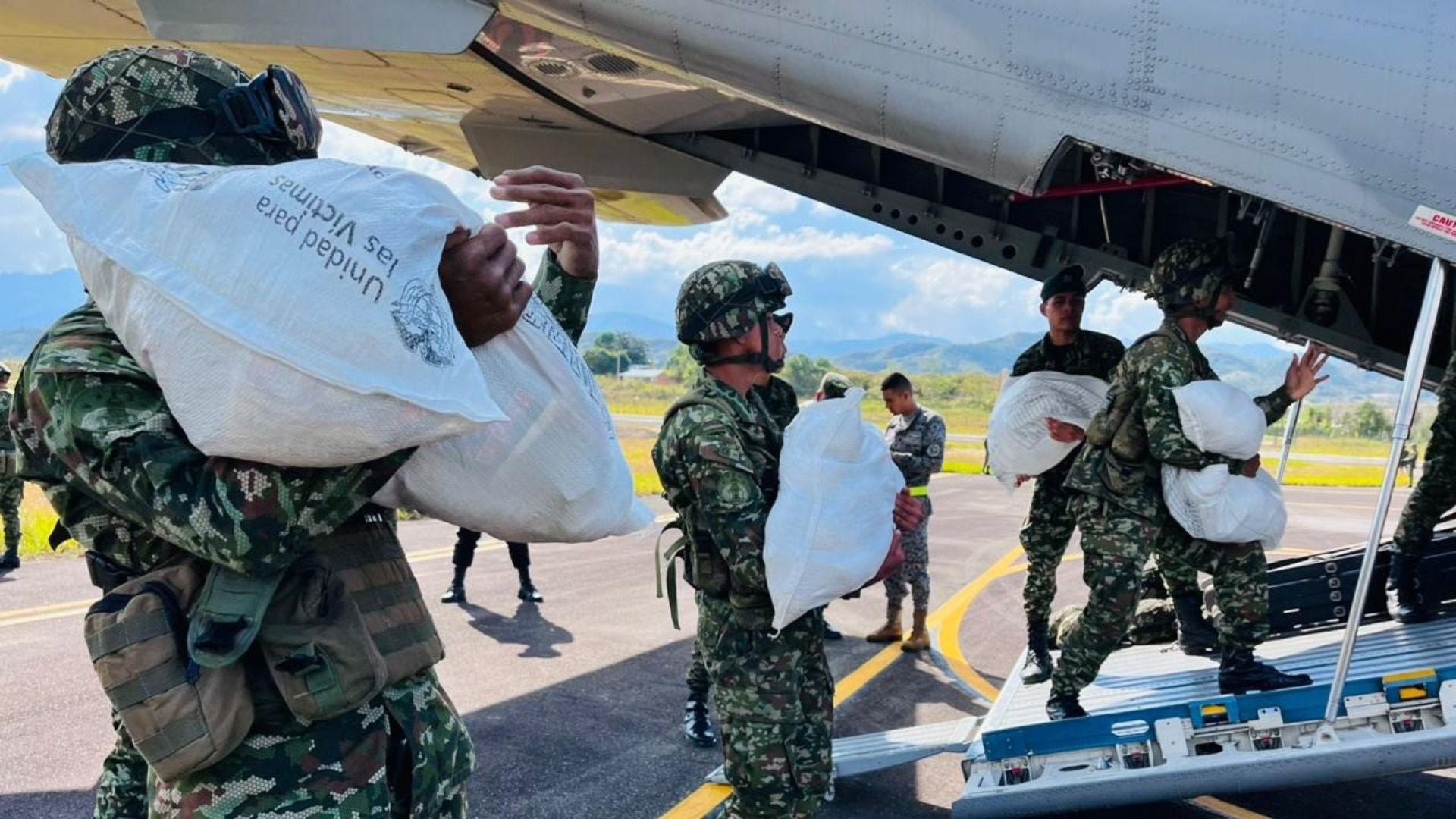 Ayuda humanitaria de la Fuerza Aeroespacial llega para atender a desplazados del Catatumbo Ayuda humanitaria// Cúcuta// desplazados// Catatumbo// Revista Alternativa// Noticias Caracol// Noticias RCN// RCN Radio// La FM// Blu Radio// W Radio// Caracol Radio// Red Más Noticias// Revista Semana// Infobae// La Silla Vacía// La República// La Razón// Las 2 Orillas// Valora Analitik//