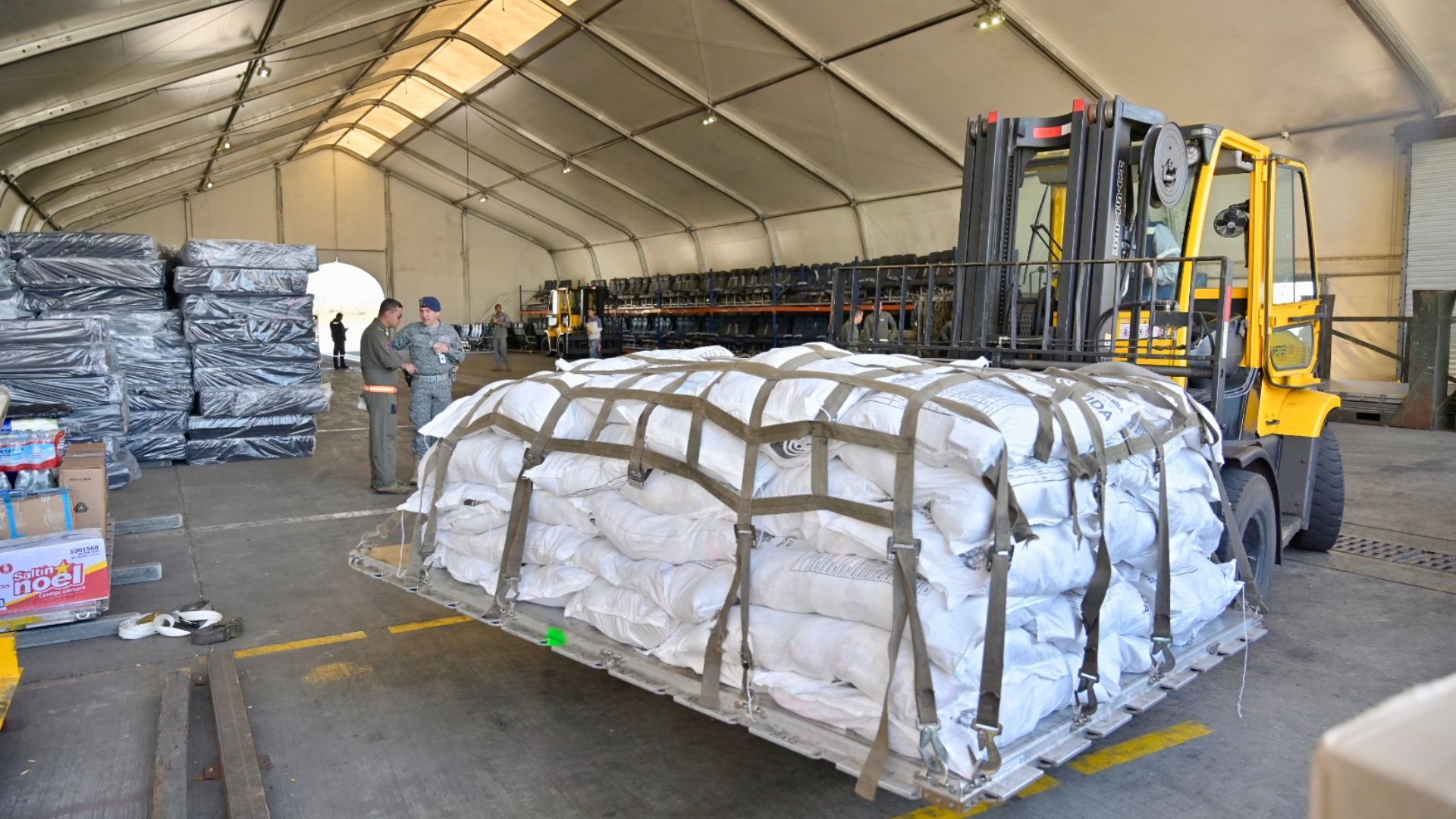 Fuerza Aeroespacial entrega ayudas humanitarias en Cucuta 1