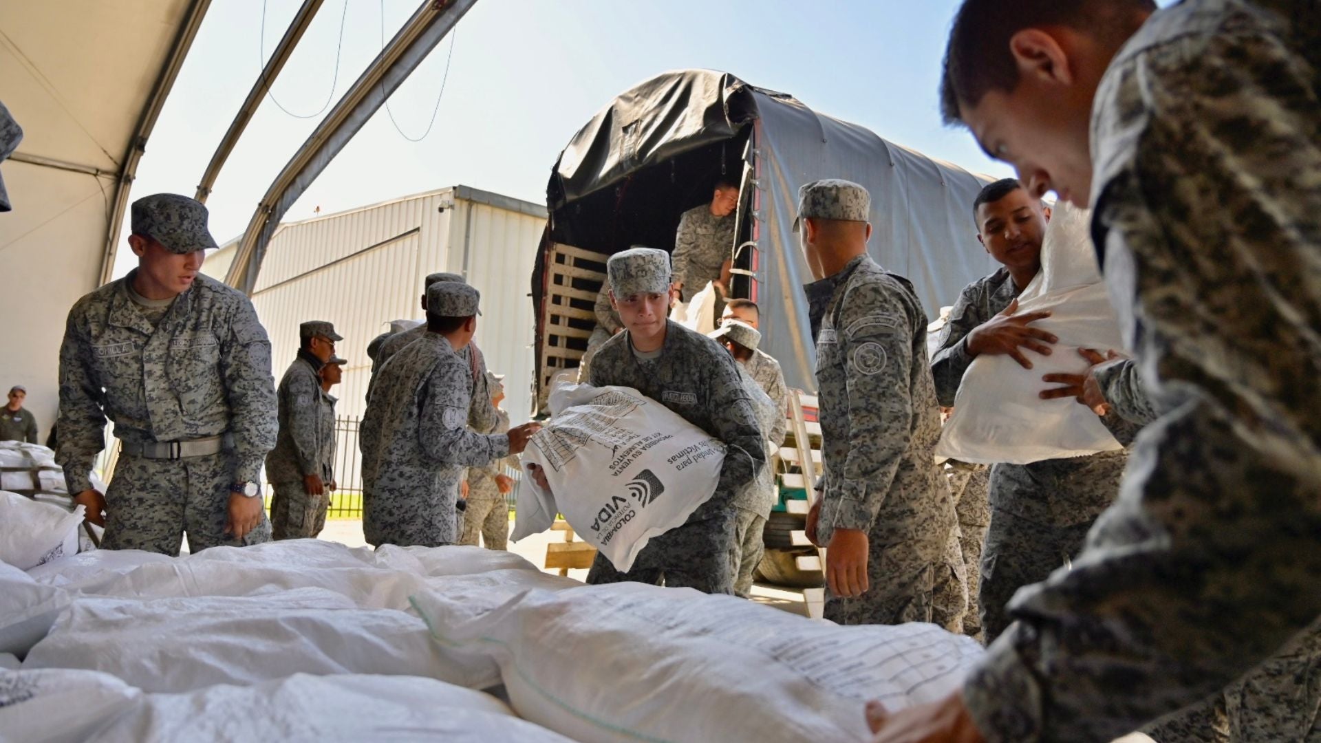 Fuerza Aeroespacial entrega ayudas humanitarias en Cucuta 2