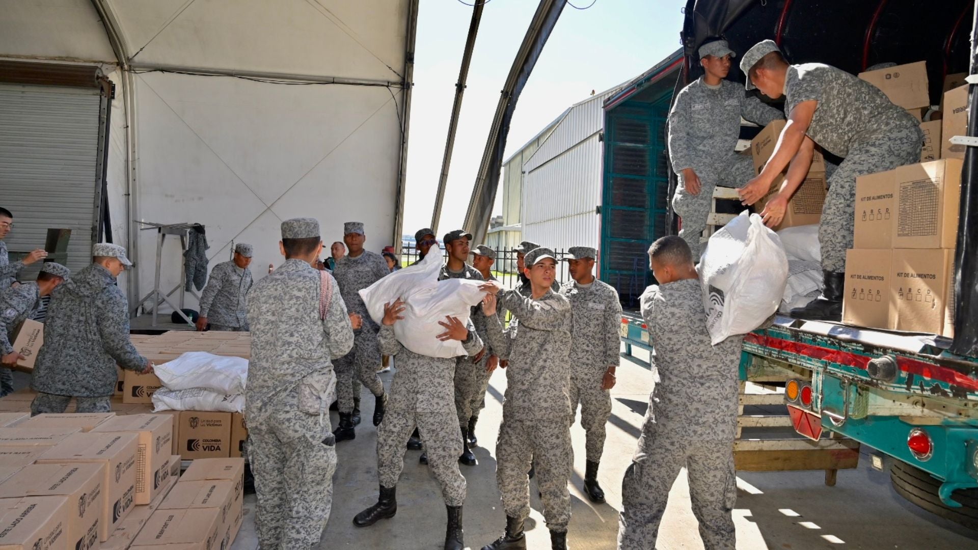 Fuerza Aeroespacial entrega ayudas humanitarias en Cucuta 5