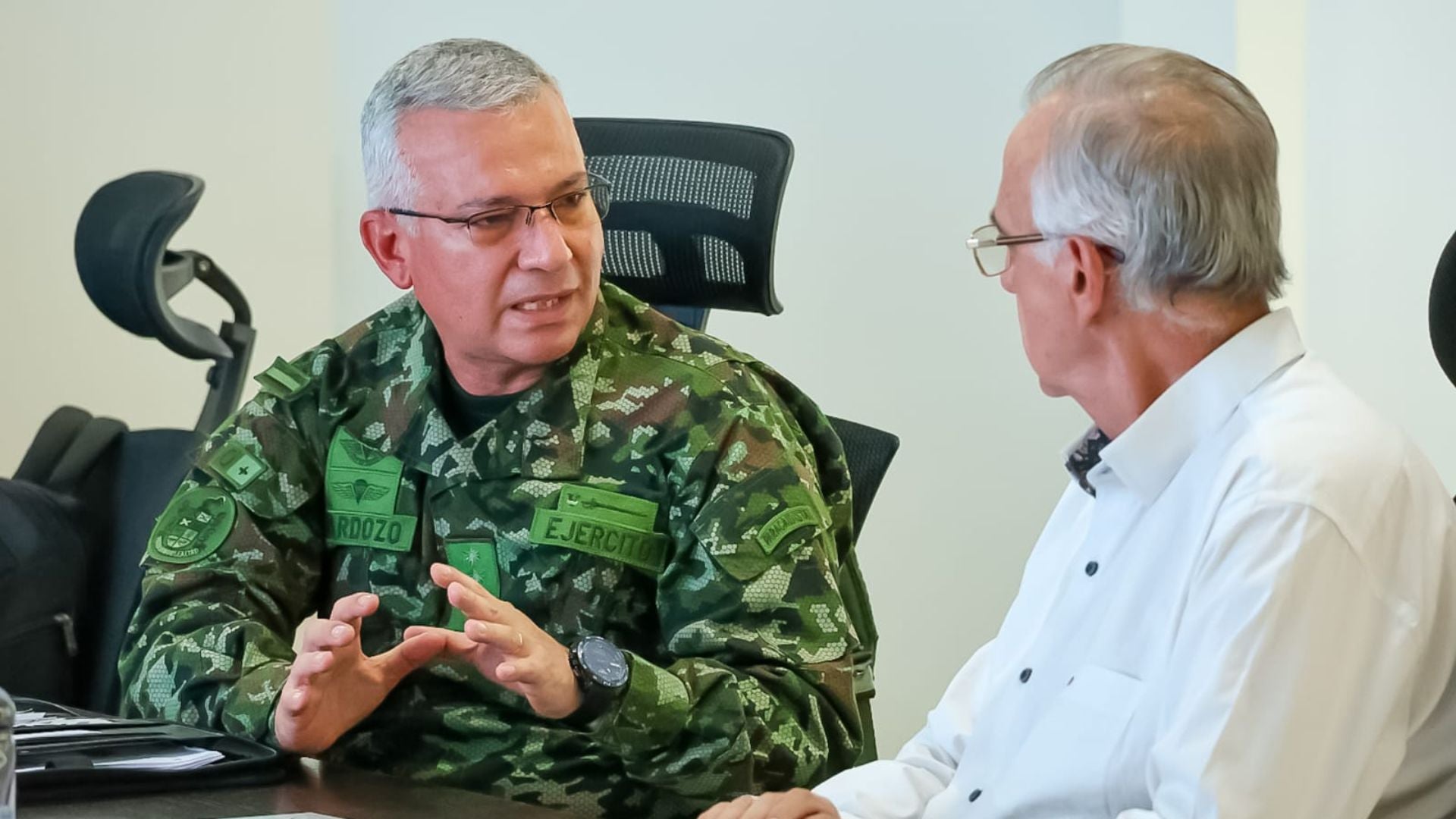 General Luis Emilio Cardozo Santamaría// comandante del Ejército// Revista Alternativa// Noticias Caracol// Noticias RCN// RCN Radio// La FM// Blu Radio// W Radio// Caracol Radio// Red Más Noticias// Revista Semana// Infobae// La Silla Vacía// La Razón// Las 2 Orillas//