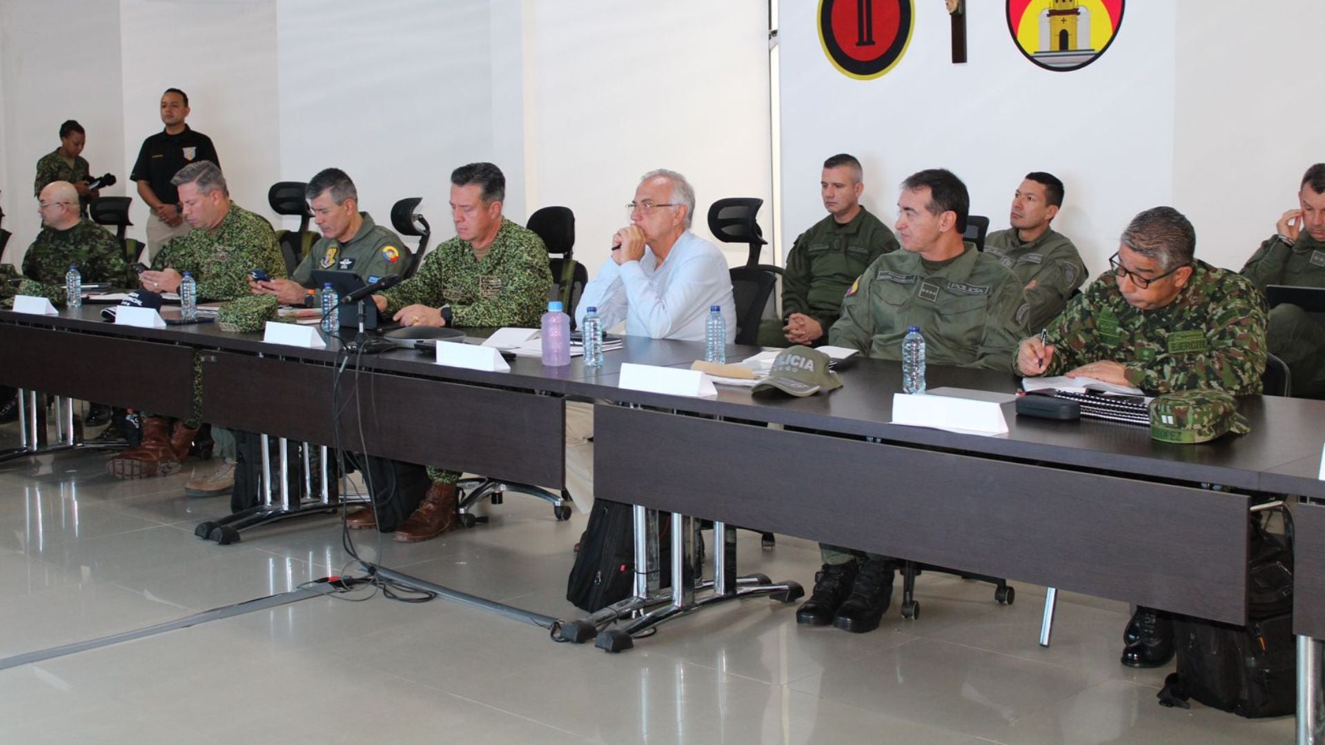Consejo de Seguridad en Cúcuta, liderado por el ministro de Defensa, Iván Velásquez, después de su visita al municipio de Tibú Consejo de Seguridad// Ministro de Defensa, Iván Velásquez// MinDefensa// Revista Alternativa// Noticias Caracol// Noticias RCN// RCN Radio// La FM// Blu Radio// W Radio// Caracol Radio// Red Más Noticias// Revista Semana// Infobae// La Silla Vacía// La Razón// Las 2 Orillas//
