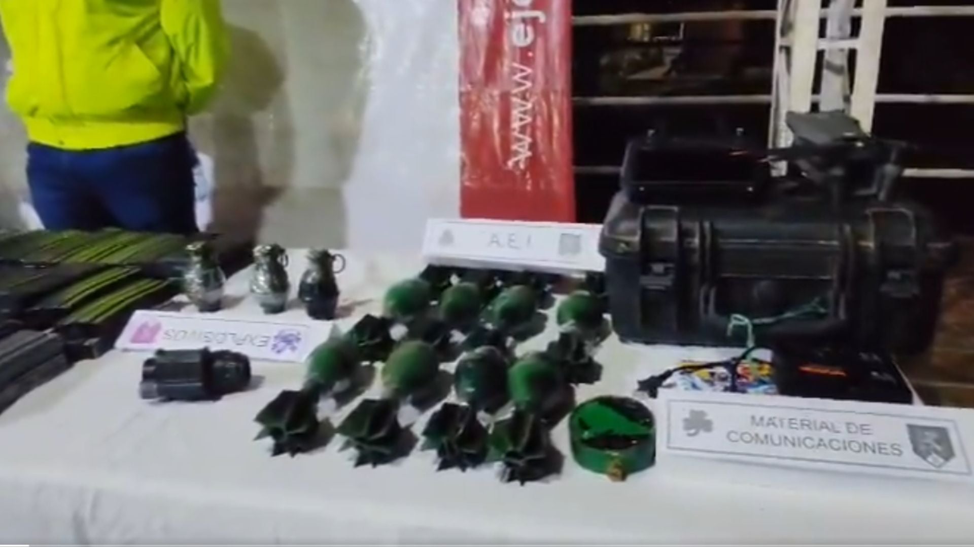 Equipos de comuniación y material de guerra incautado durante operación militar en Jamundí que dejó 6 guerrilleros muertos Seis guerrilleros muertos en Jmaundí// equipos de comunicaicón y material de guerra incautado// Revista Alternativa// Noticias Caracol// Noticias RCN// RCN Radio// La FM// Blu Radio// W Radio// Caracol Radio// Red Más Noticias// Revista Semana// Infobae// La Silla Vacía// La Razón// Las 2 Orillas//