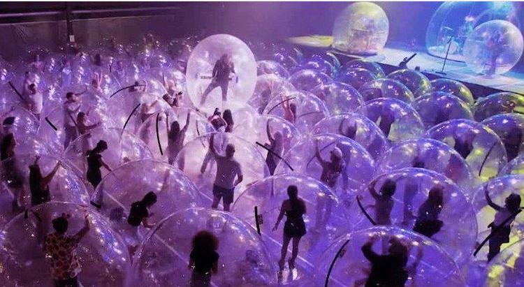 La banda The Flaming Lips revoluciona los conciertos con pelotas inflables