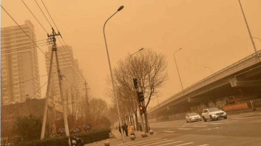 Pekín, asfixiada por la peor tormenta de arena en la última década